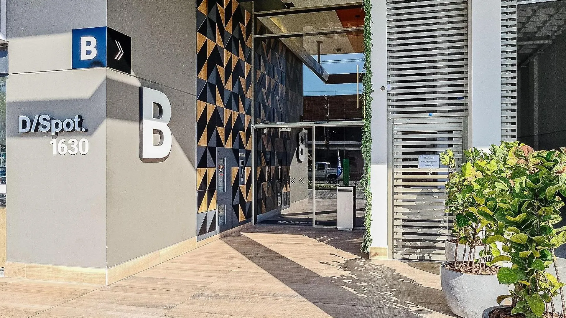 Estadia Em Predio Com Piscina, Academia E Lazer - Ssl Florianópolis Brasilien
